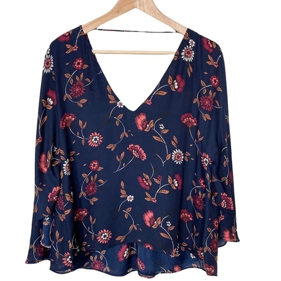 cupcakes & cashmere Tops - 𝅺CUPCAKES and Cashmere Flowered VNeck Navy Kimono Top